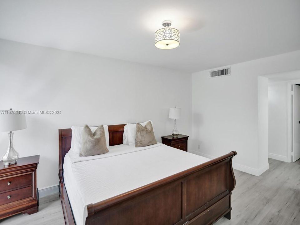 For Sale: $295,000 (2 beds, 2 baths, 994 Square Feet)