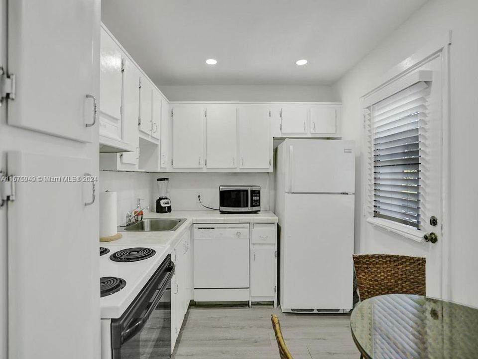 For Sale: $295,000 (2 beds, 2 baths, 994 Square Feet)