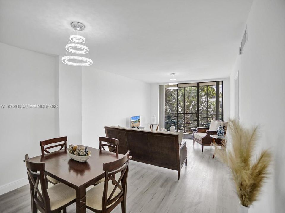 For Sale: $295,000 (2 beds, 2 baths, 994 Square Feet)