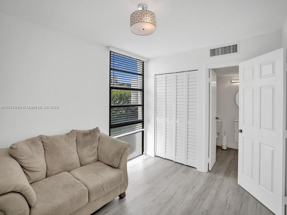 For Sale: $295,000 (2 beds, 2 baths, 994 Square Feet)