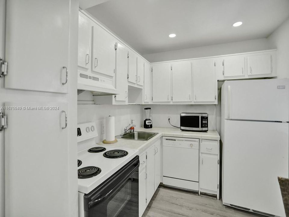 For Sale: $295,000 (2 beds, 2 baths, 994 Square Feet)