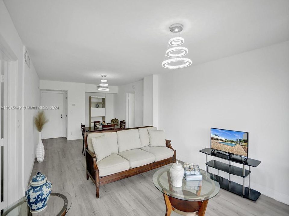 For Sale: $295,000 (2 beds, 2 baths, 994 Square Feet)