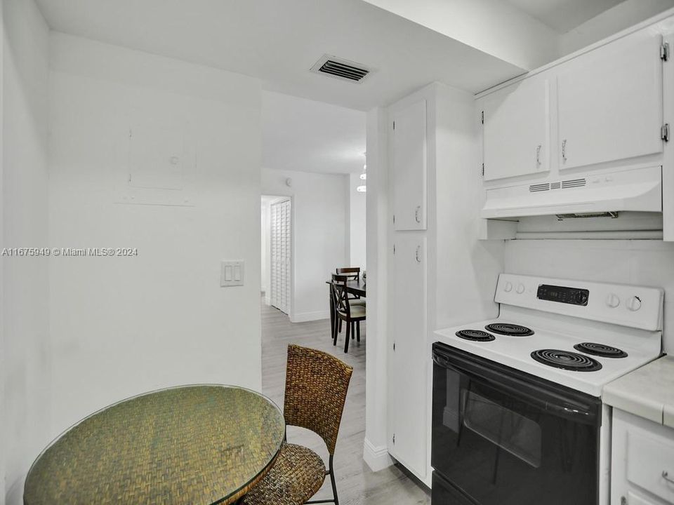 For Sale: $295,000 (2 beds, 2 baths, 994 Square Feet)