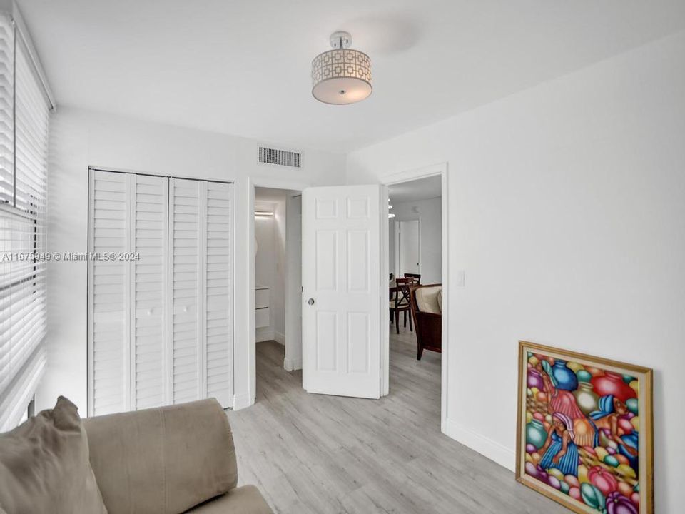 For Sale: $295,000 (2 beds, 2 baths, 994 Square Feet)