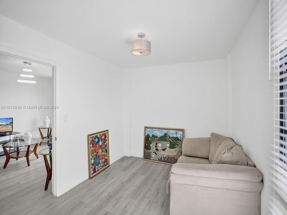 For Sale: $295,000 (2 beds, 2 baths, 994 Square Feet)