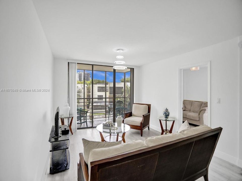 For Sale: $295,000 (2 beds, 2 baths, 994 Square Feet)