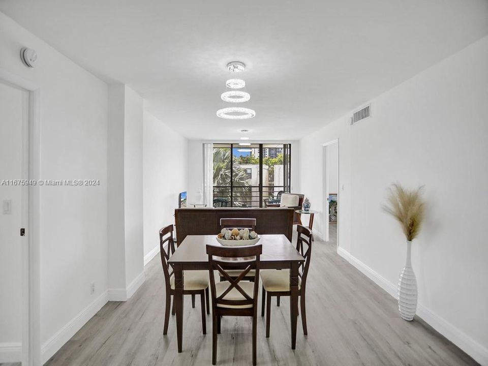 For Sale: $295,000 (2 beds, 2 baths, 994 Square Feet)