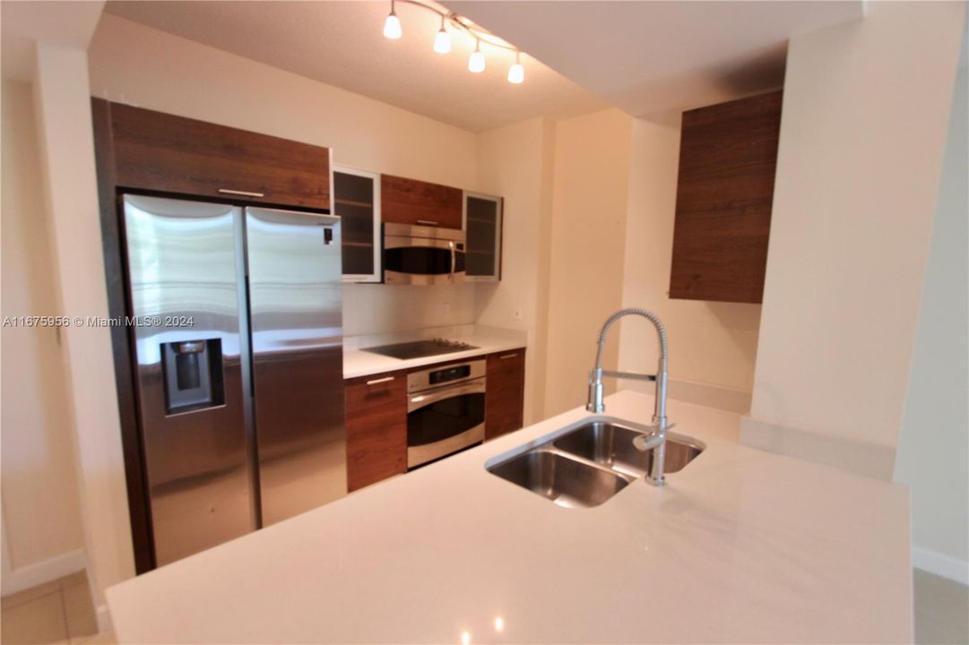 Recently Rented: $2,450 (1 beds, 1 baths, 725 Square Feet)