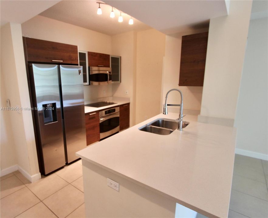 Recently Rented: $2,450 (1 beds, 1 baths, 725 Square Feet)