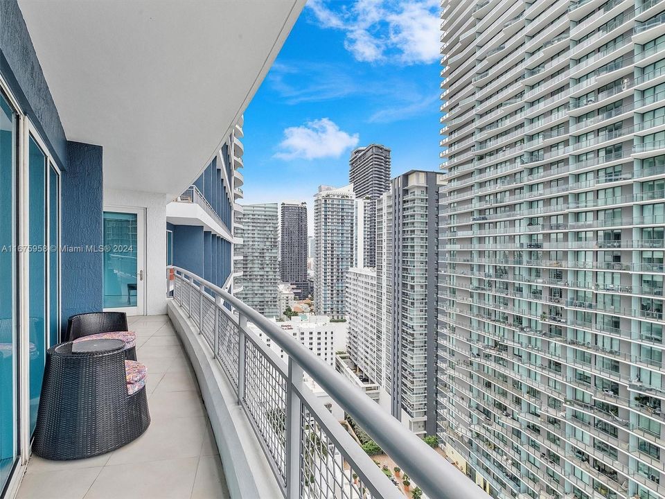 For Sale: $700,000 (2 beds, 2 baths, 1240 Square Feet)