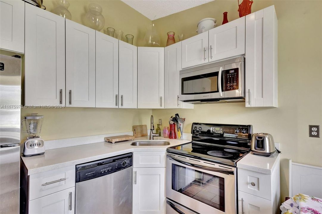 For Sale: $245,000 (1 beds, 1 baths, 660 Square Feet)