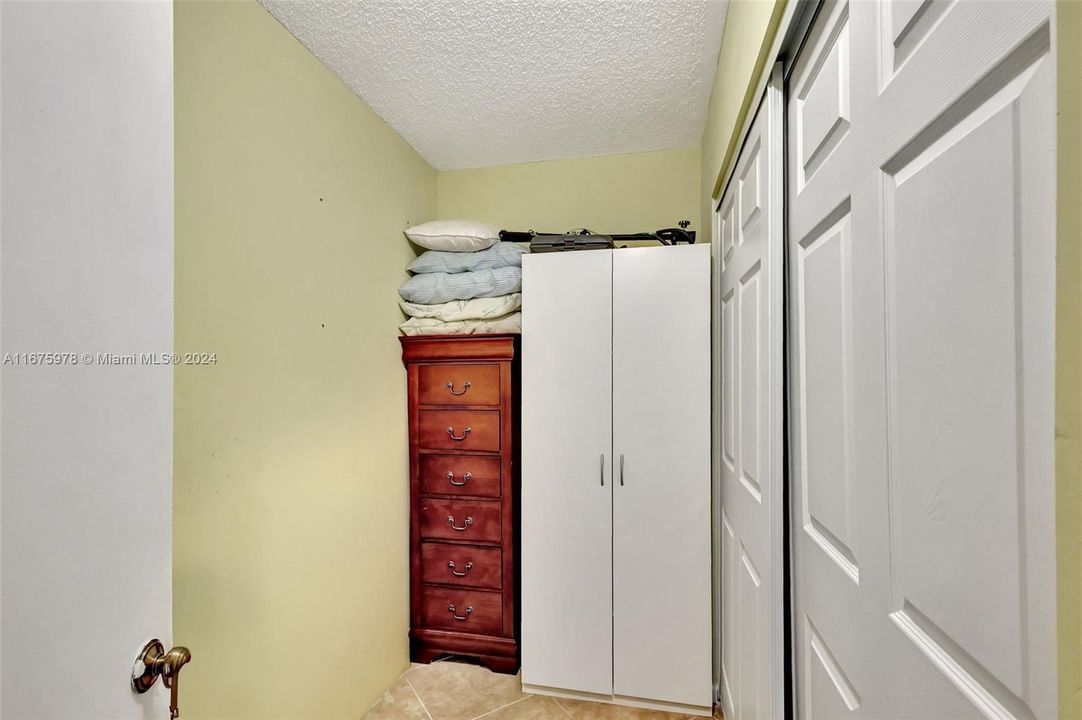 For Sale: $245,000 (1 beds, 1 baths, 660 Square Feet)