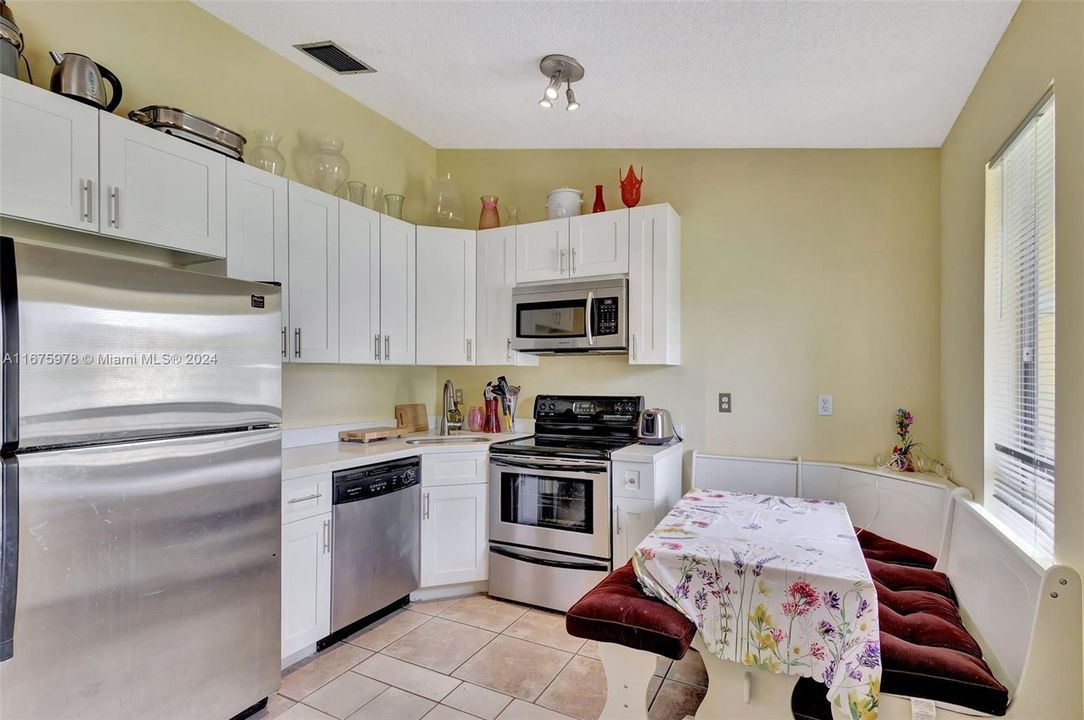 For Sale: $245,000 (1 beds, 1 baths, 660 Square Feet)