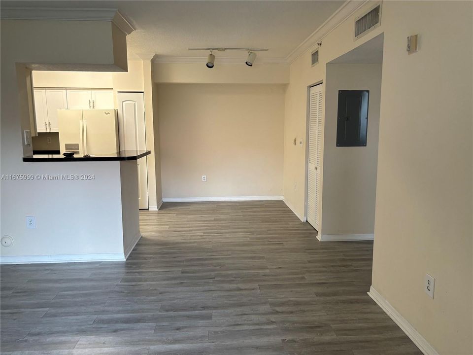 For Rent: $2,050 (1 beds, 1 baths, 690 Square Feet)