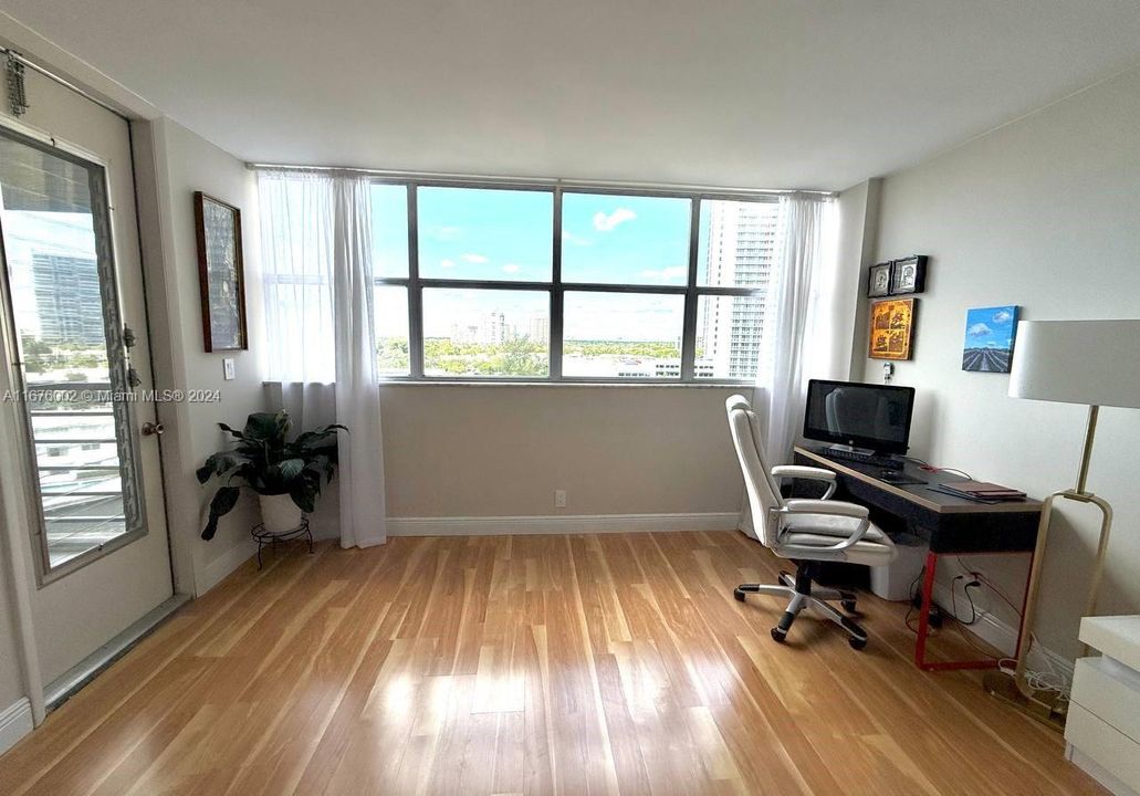 For Sale: $257,500 (1 beds, 1 baths, 982 Square Feet)