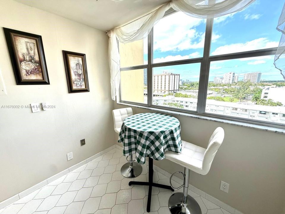 For Sale: $257,500 (1 beds, 1 baths, 982 Square Feet)