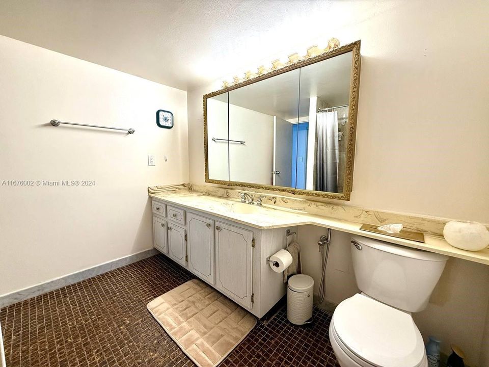 For Sale: $257,500 (1 beds, 1 baths, 982 Square Feet)