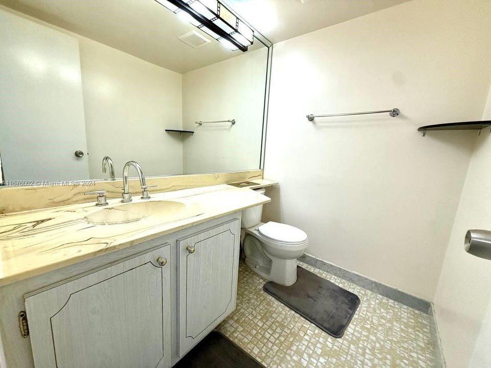 For Sale: $257,500 (1 beds, 1 baths, 982 Square Feet)