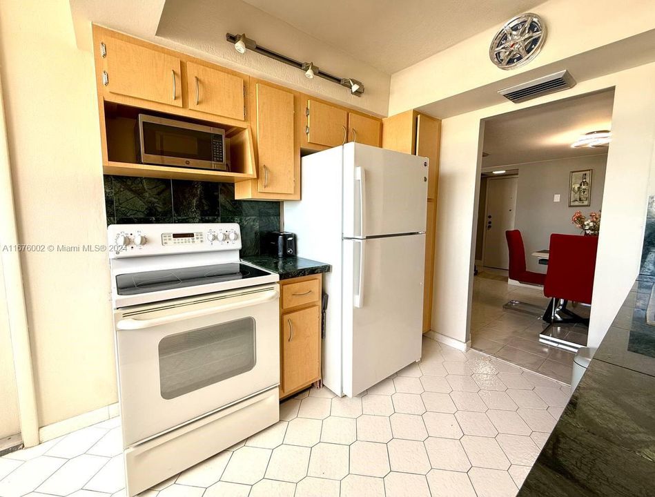 For Sale: $257,500 (1 beds, 1 baths, 982 Square Feet)