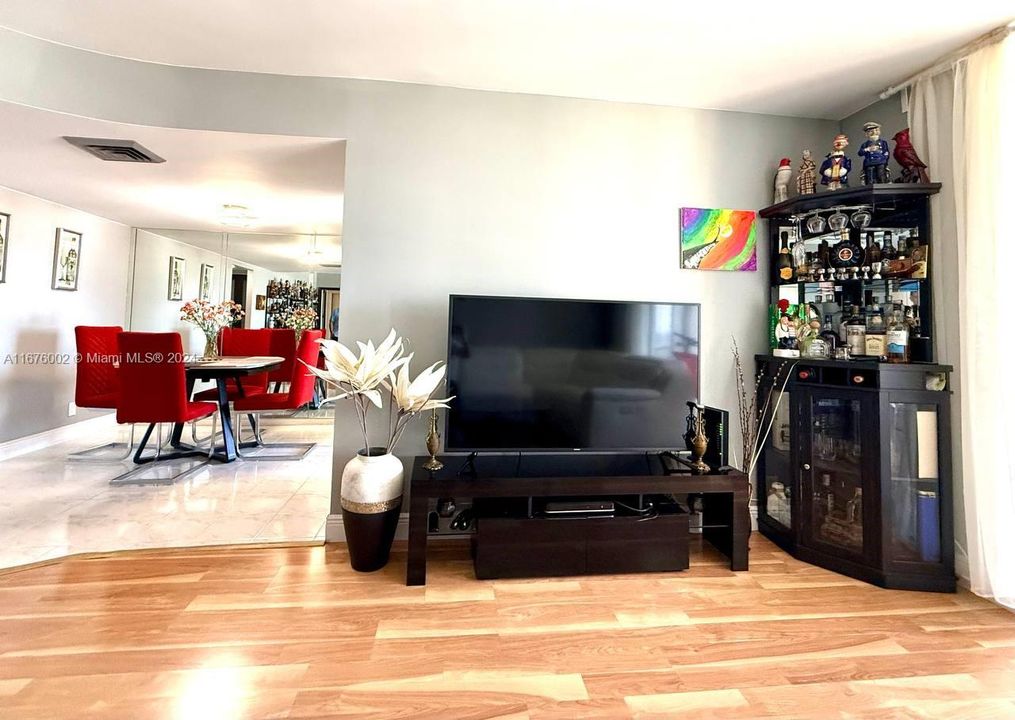 For Sale: $257,500 (1 beds, 1 baths, 982 Square Feet)