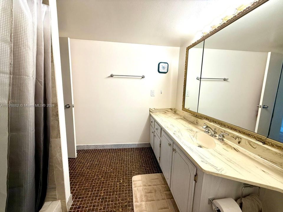 For Sale: $257,500 (1 beds, 1 baths, 982 Square Feet)