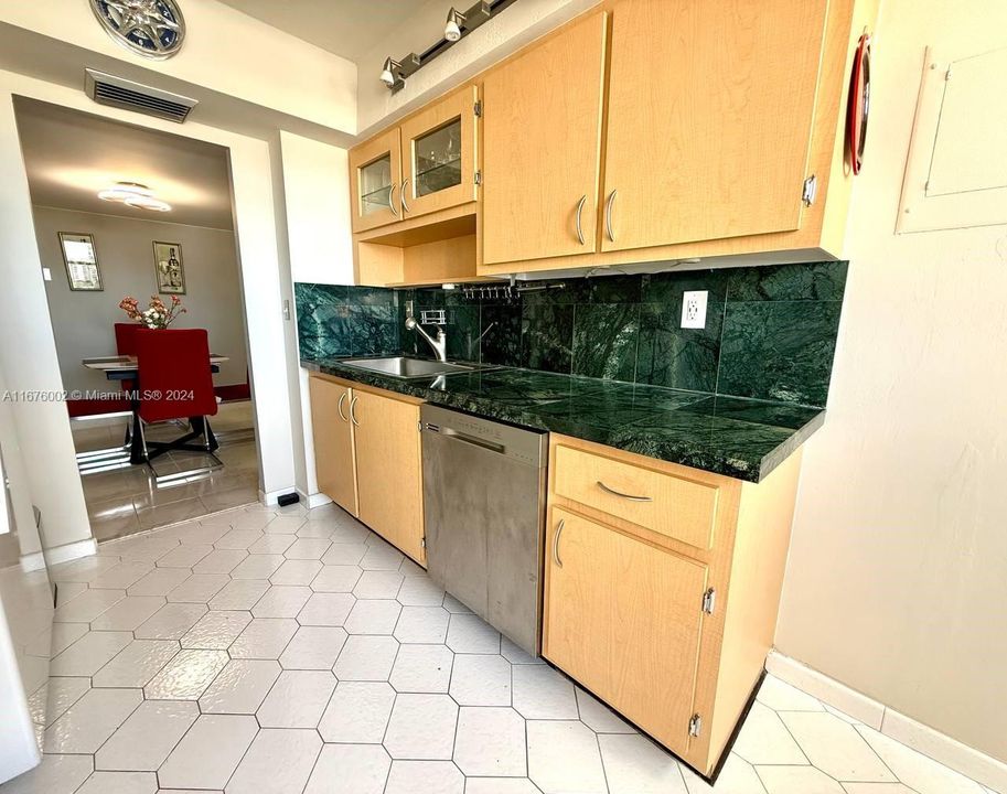 For Sale: $257,500 (1 beds, 1 baths, 982 Square Feet)