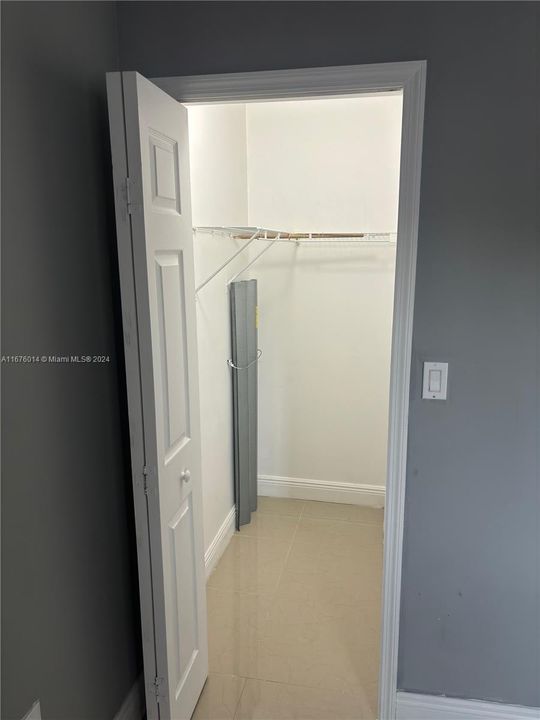 Walking closet bedroom