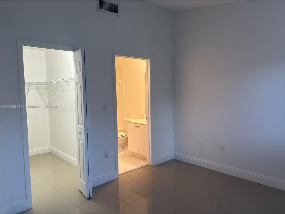 Walking closet/bathroom door