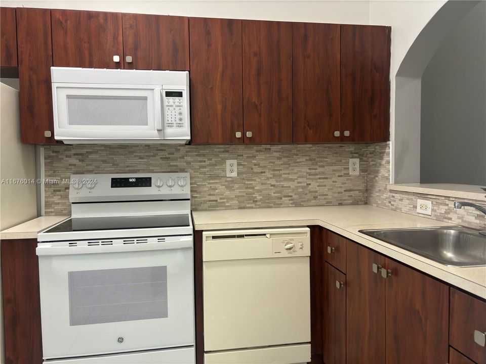 For Rent: $2,000 (2 beds, 2 baths, 815 Square Feet)