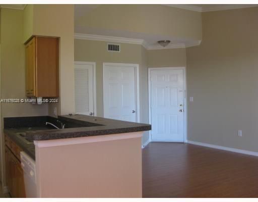 For Rent: $1,800 (1 beds, 1 baths, 787 Square Feet)