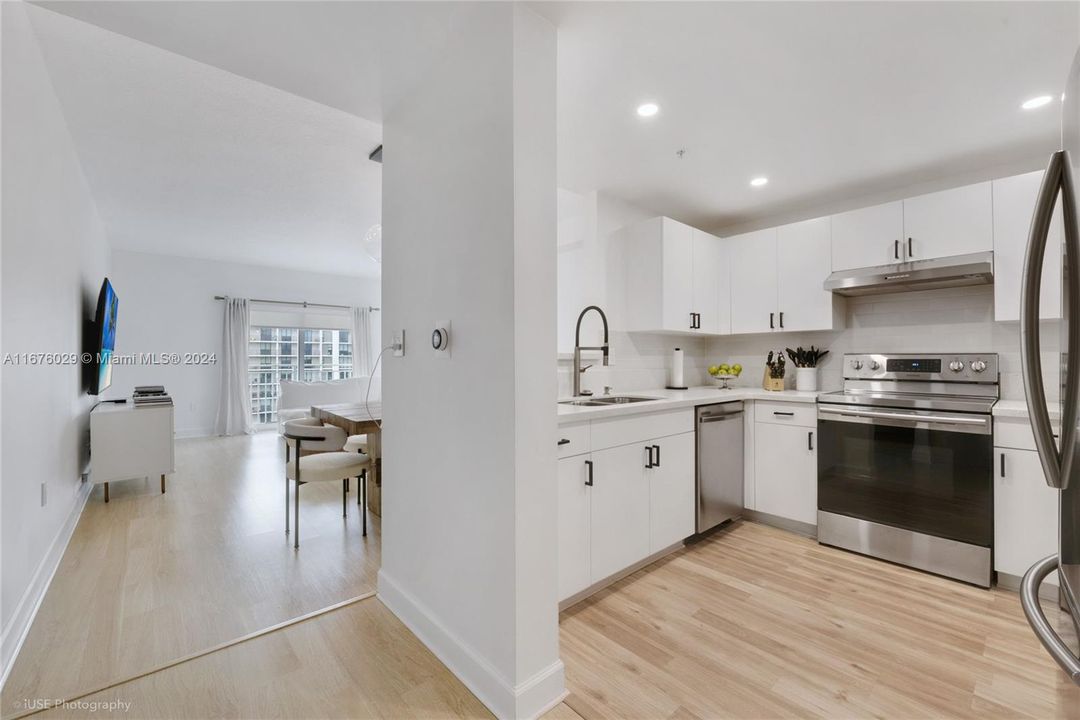 Active With Contract: $2,650 (1 beds, 1 baths, 793 Square Feet)