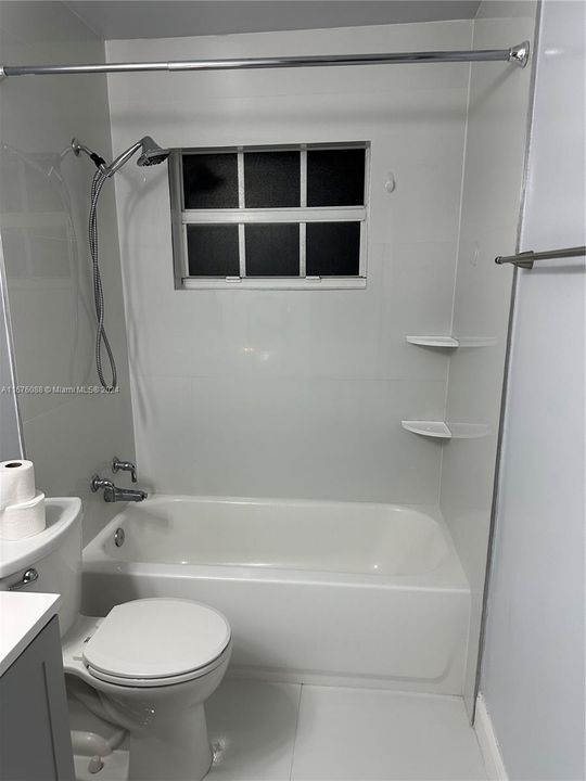 For Rent: $3,000 (3 beds, 1 baths, 988 Square Feet)