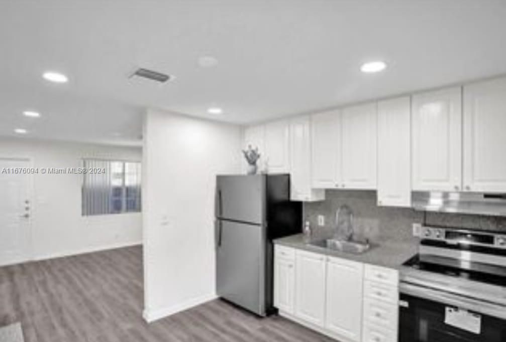 For Sale: $470,000 (3 beds, 2 baths, 867 Square Feet)