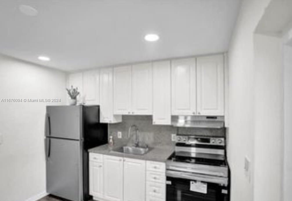 For Sale: $470,000 (3 beds, 2 baths, 867 Square Feet)