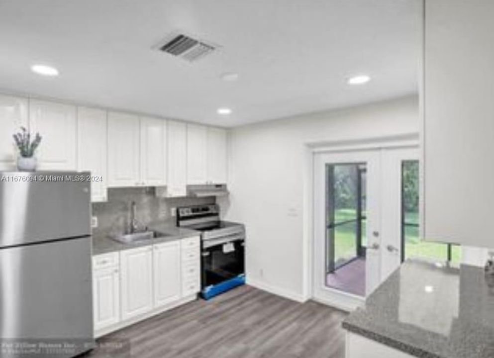 For Sale: $470,000 (3 beds, 2 baths, 867 Square Feet)