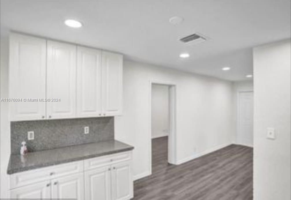 For Sale: $470,000 (3 beds, 2 baths, 867 Square Feet)