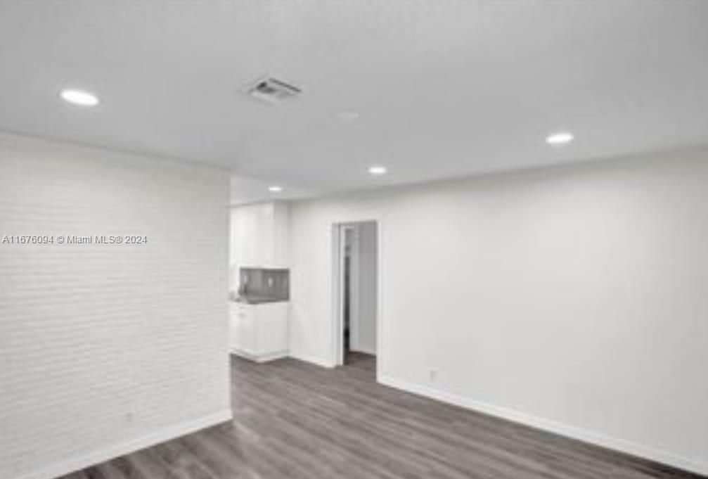 For Sale: $470,000 (3 beds, 2 baths, 867 Square Feet)