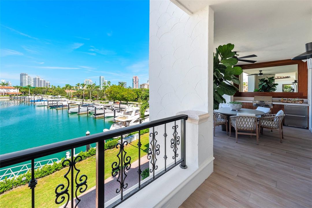 For Sale: $4,950,000 (3 beds, 2 baths, 1847 Square Feet)