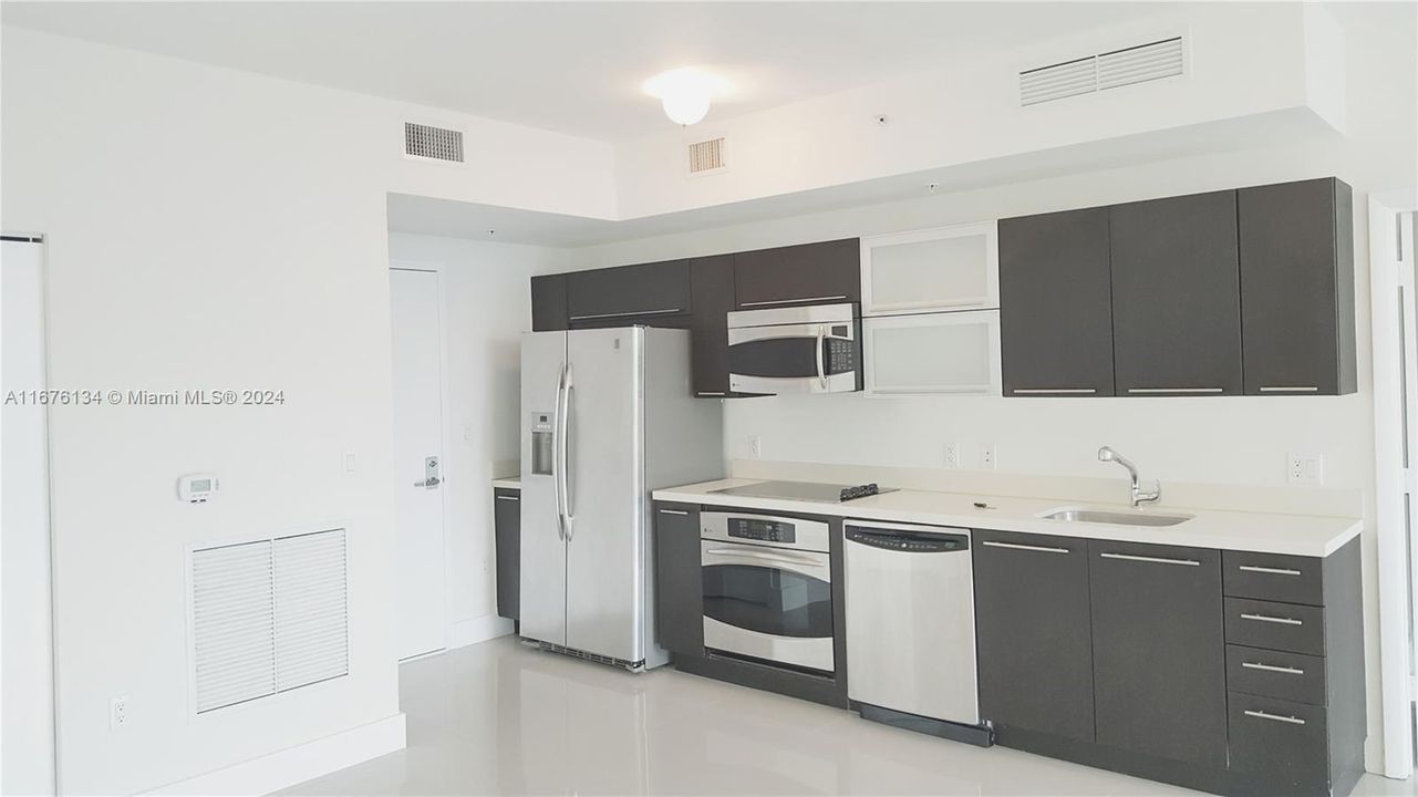 For Sale: $600,000 (2 beds, 2 baths, 1114 Square Feet)