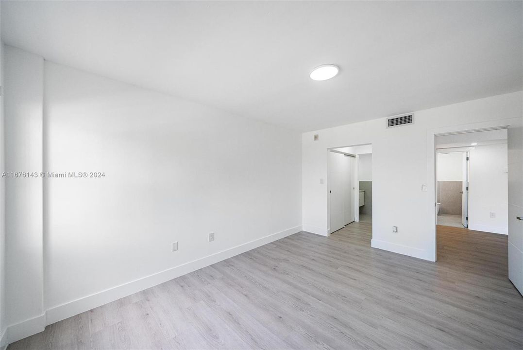 For Sale: $355,000 (1 beds, 1 baths, 792 Square Feet)