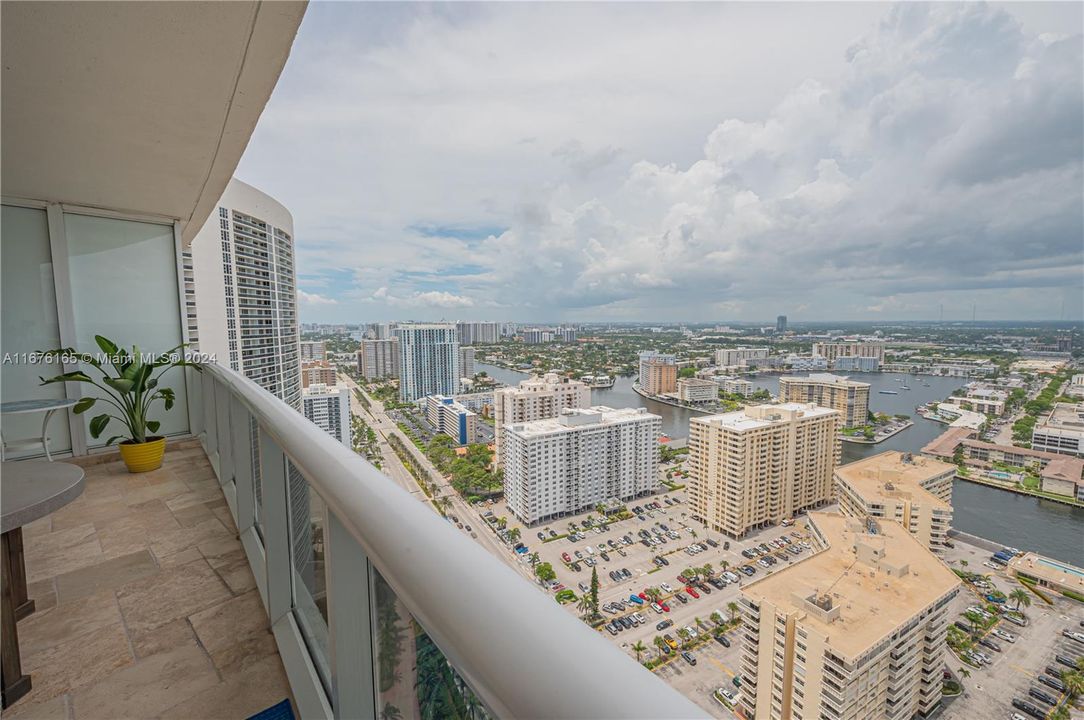 For Sale: $735,000 (2 beds, 1 baths, 1086 Square Feet)