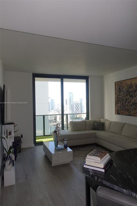 For Sale: $599,999 (1 beds, 1 baths, 776 Square Feet)