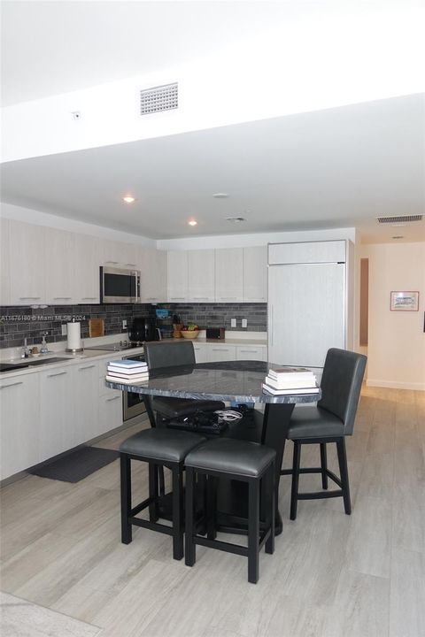 For Sale: $599,999 (1 beds, 1 baths, 776 Square Feet)