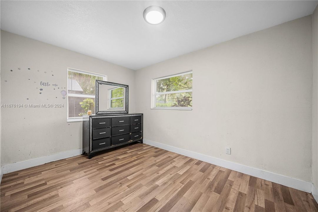 For Sale: $425,000 (2 beds, 1 baths, 864 Square Feet)