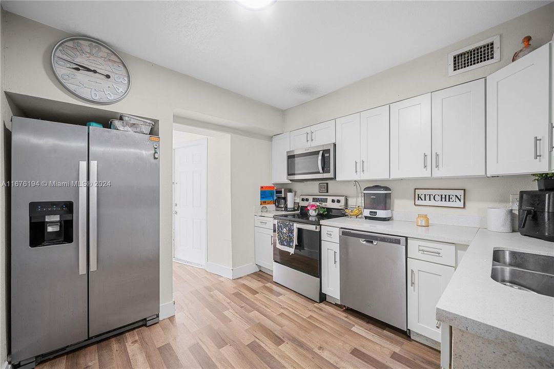 For Sale: $425,000 (2 beds, 1 baths, 864 Square Feet)