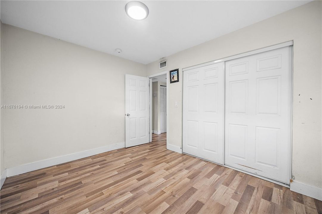 For Sale: $425,000 (2 beds, 1 baths, 864 Square Feet)