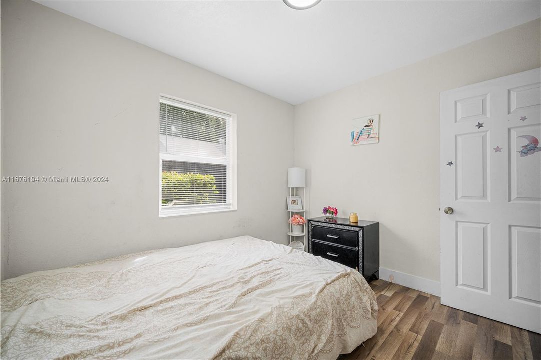 For Sale: $425,000 (2 beds, 1 baths, 864 Square Feet)