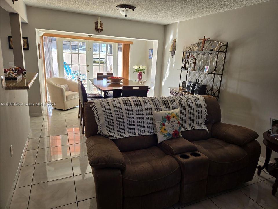 Recently Rented: $3,050 (3 beds, 2 baths, 1144 Square Feet)