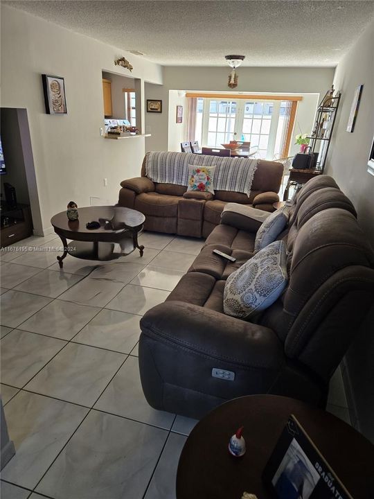 Recently Rented: $3,050 (3 beds, 2 baths, 1144 Square Feet)