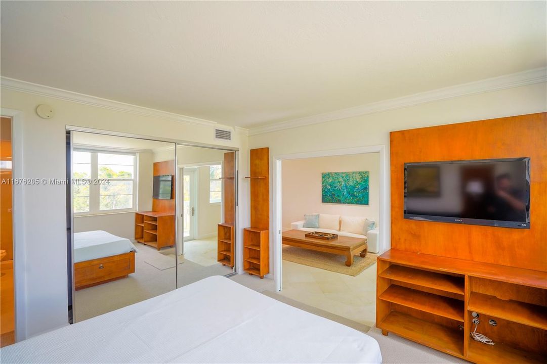 For Sale: $799,000 (1 beds, 1 baths, 640 Square Feet)